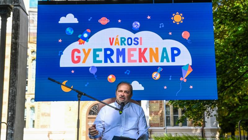 A gyermeknap alkalmából a polgármester varázslatos mesét mesélt a gyerekeknek, és mindezt egy izgalmas videó kíséretében tette. A gyerekek szeme csillogott, ahogy a polgármester elrepítette őket a mese birodalmába, tele kalandokkal és csodákkal.
