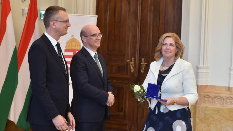 A Brunszvik Teréz-díjat kapott a soltszentimrei óvoda vezetője, elismerve ezzel a kiváló munkáját és elkötelezettségét az óvodai nevelés terén.