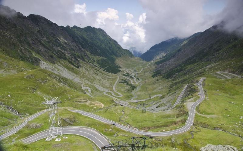 A Transzfogarasi út forgalma ismét megnyílik, így a látogatók újra élvezhetik a festői tájakat és a lenyűgöző panorámát. Székelyhon híre szerint ez a különleges útszakasz, amely a Kárpátok szívében található, újra átjárhatóvá válik, lehetővé téve a kaland