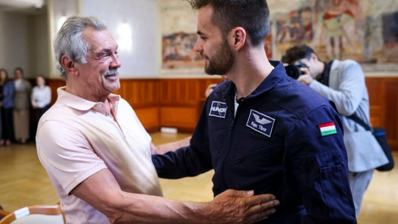 Űrhajósok sorsa, hogy az égen szárnyaljanak! Farkas Bertalan, a magyar űrkutatás úttörője, eljutott Houstonba, ahol a világűr titkai várnak felfedezésre.