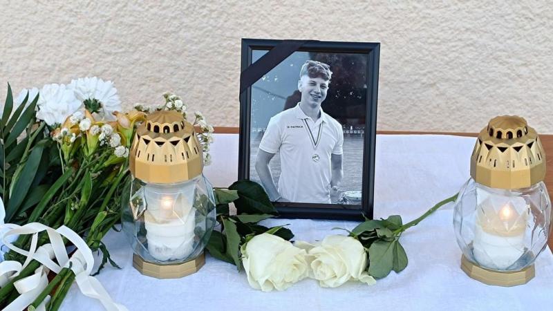 Fiatal labdarúgót gázoltak halálra az M1-es autópályán – egy egész falu gyertyákkal és emlékekkel tisztelgett előtte.