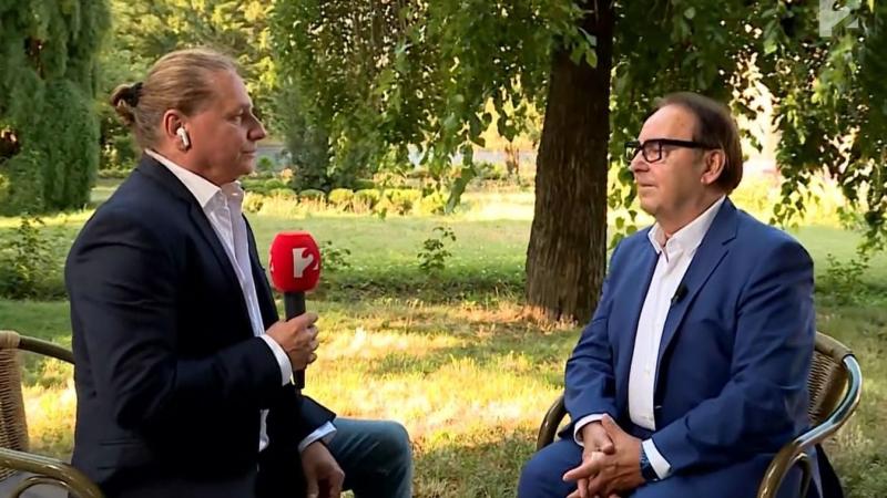 Fásy Ádám szavain érezhető volt a fájdalom, amikor a veszteségéről mesélt. Hangjában a melankólia és az emlékek súlya egyaránt megjelent, mintha minden egyes szó egy apró darabot hozott volna vissza a múltból, amelyet sosem lehet teljesen elfelejteni.
