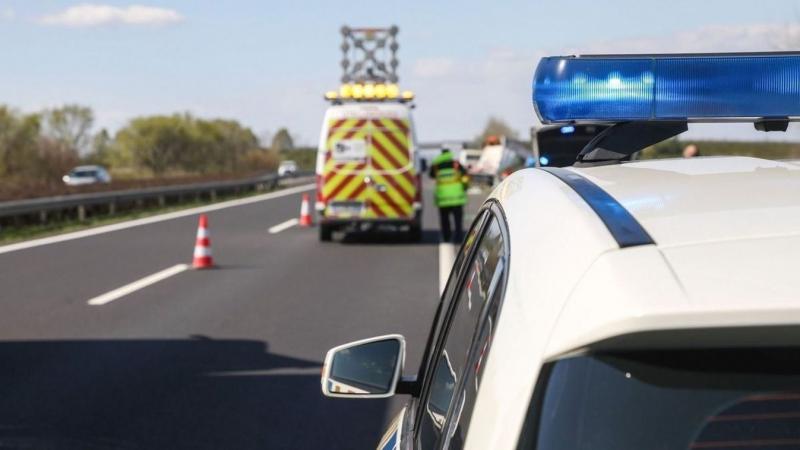 Két gépjármű ütközött az M3-as autópályán, ami jelentős forgalmi dugót okozott mindkét irányban. Az autósoknak érdemes türelemmel várakozniuk, mivel a helyzet komoly fennakadásokat eredményezett.