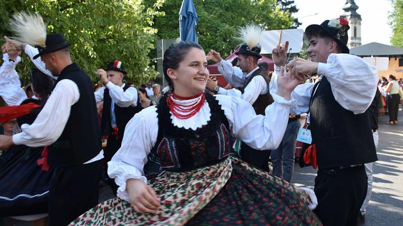 Karneváli fieszta, táncos kavalkád: több ezer résztvevő ünnepelte a hagyományokat Jászberényben - nézd meg galériánkat és videónkat!