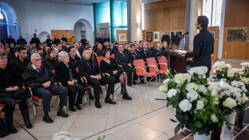 A szeretet, melyet Hortai Tamás életében megosztott, örökké velünk marad. A Művészetek Házában egy szívszorító búcsúztató keretében emlékeztünk meg róla. (galéria)