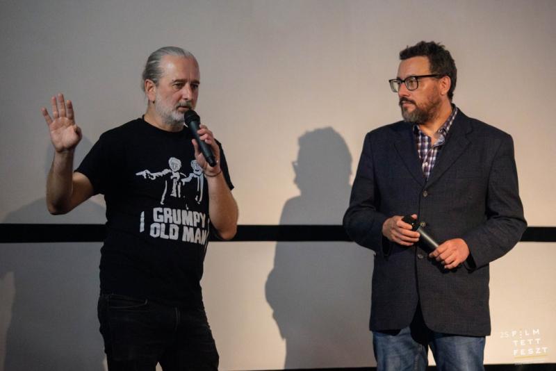 Cím: Az árnyékban figyelő

A film a láthatatlan megfigyelőről szól, aki mindig ott van, de sosem tűnik fel. Egy kisvárosban él, ahol mindenki úgy érzi, hogy ismeri a másikat, de valójában senki sem tudja, hogy a legapróbb titkaikat egy titkos szempár figy
