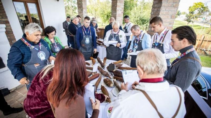 A hetedik érzék és a szerelem ízei: így hódította meg a Csabai Kolbászfesztivál trónját a szeretetkolbász.