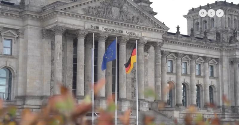 Berlin katonai nagyhatalommá emelkedik, miközben Franciaország és Lengyelország új kihívásokkal néz szembe.