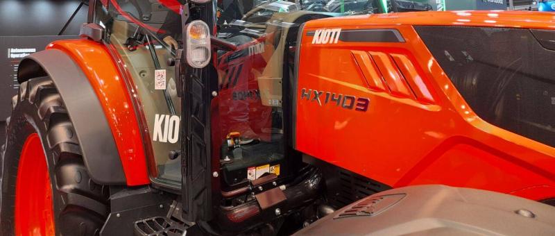 Dél-Koreából egy exkluzív prémium traktor érkezett, amely lenyűgöző felszereltséggel rendelkezik, mindezt pedig kedvező áron kínálja!