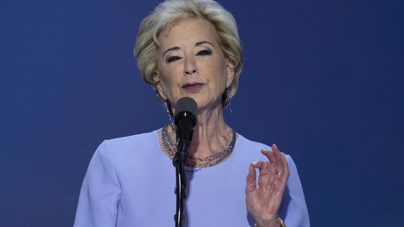 Linda McMahon, az egykori pankrátor, most a Trump-kormány oktatási miniszteri posztjára pályázik. Karrierje során nemcsak a ringben, hanem a politikai arénában is megmutatta tehetségét, és most új kihívások elé néz. Az oktatás terén szerzett tapasztalatai