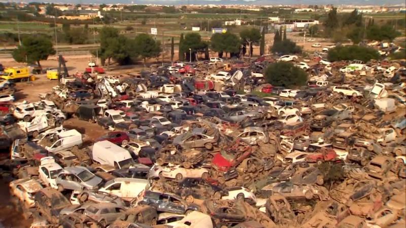 A valenciai árvíz után még mindig hatalmas halmokban hevernek a tönkrement járművek, emlékeztetve minket a természeti katasztrófa pusztító nyomaira.