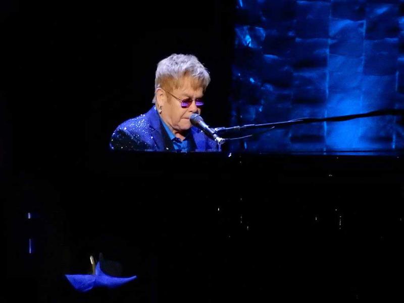 Elton John egyik szeme megvakult - Librarius.hu

Elton John, a világhírű brit zenész, egy szomorú eseménybe ütközött, amikor egyik szemére megvakult. A zenész pályafutása során számos kihívással nézett szembe, de ez a tapasztalat újabb próbatételt jelente