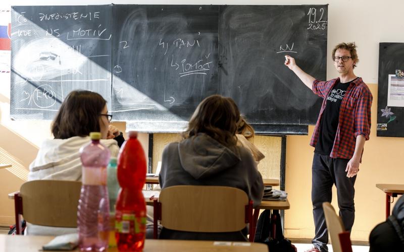 A kormány zöld utat adott az iskolai dolgozók bérének emelésére.