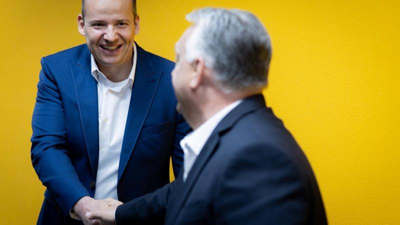 Mosolygós kézfogásra került sor Orbán Viktor és Toroczkai László között az MTVA impozáns épületében.