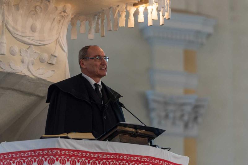 Kovács István: A távolmaradás nem megoldás

A távolmaradás nem jelent megoldást, csupán egy átmeneti elkerülés. Amikor szembesülünk problémákkal, a visszahúzódás nem segít, sőt, sokszor csak súlyosbítja a helyzetet. Az igazi megoldás a párbeszédben és a c