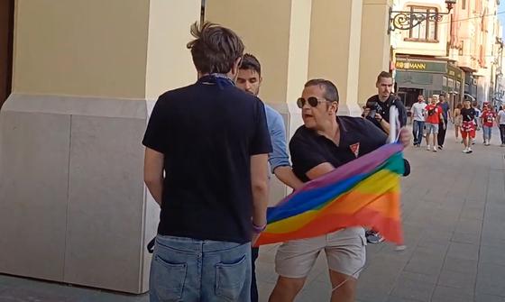 Tompos Márton keze megsérült, amikor Debrecenben egy férfi váratlanul rátámadt, a szivárványos zászló körüli feszültség következtében.