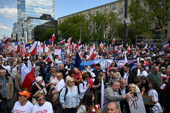 Varsóban tömeges demonstrációkat szerveznek az elnökválasztás második fordulója előtt.