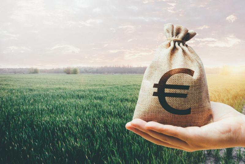 Az uniós gazdák számára komoly rémálommal érne véget Ukrajna gyorsított EU-tagsága, ami drámai következményekkel járhat. A helyzet bonyolult és aggasztó, hiszen a piaci verseny és a mezőgazdasági támogatások átalakulása jelentős hatással lenne a helyi ter
