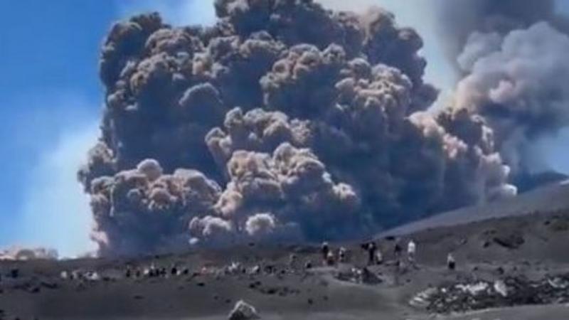 Rémisztő felvételek az Etna vulkán kitöréséről: az emberek pánikszerűen menekülnek az életükért.