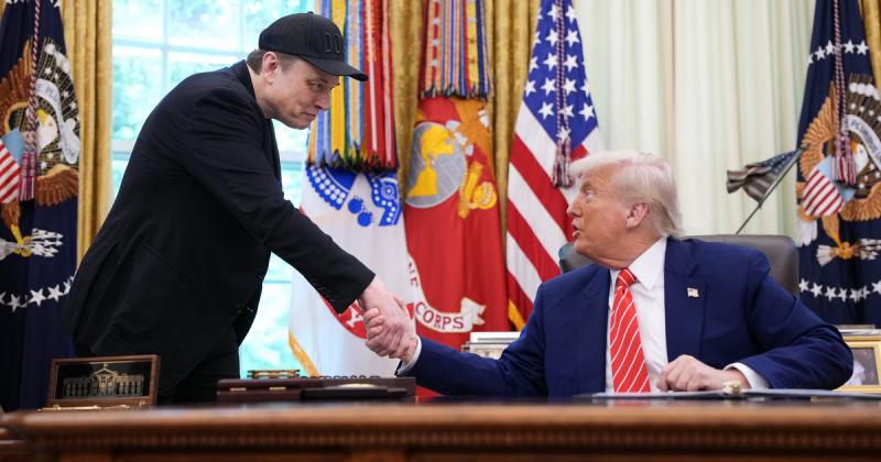 Elon Musk édesapja úgy nyilatkozott, hogy fia a Fehér Házban végzett tevékenységei következtében poszttraumás stressz-szindrómával küzd.