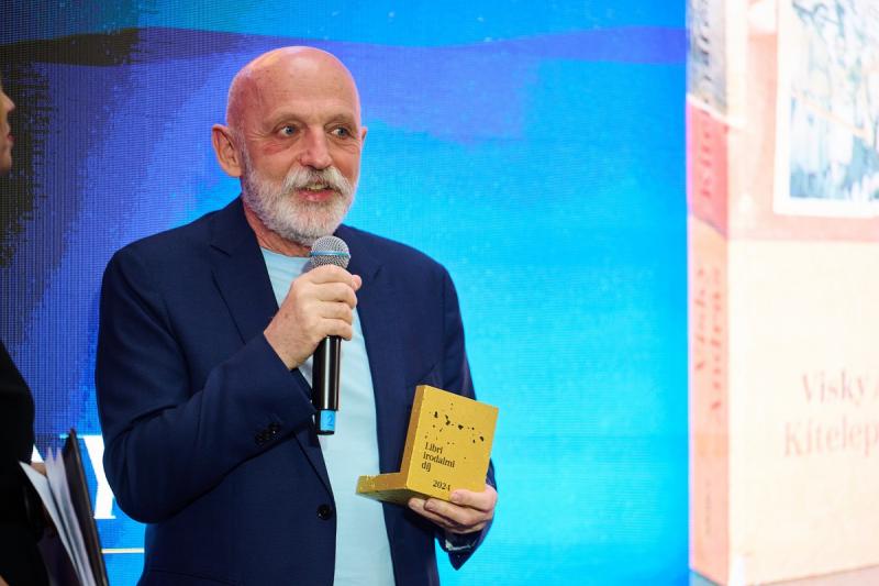 A Libri könyvesboltjaiban és az Ünnepi Könyvhéten tízezer Visky András-kötetet osztanak szét, és mindössze egy diákigazolványra van szükség ahhoz, hogy bárki részesülhessen ebben az izgalmas ajánlatban. Ne hagyd ki ezt a lehetőséget!