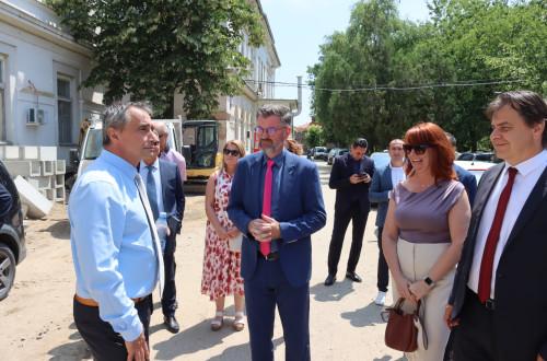 Arad és Békés megye határokon átnyúló egészségügyi fejlesztésekhez jutott forrásokhoz.