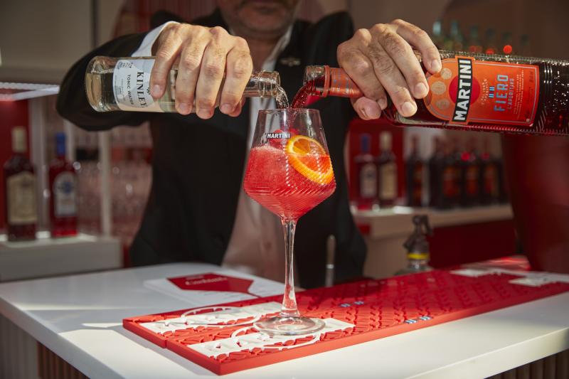 Nyár, aperitivo, és a dolce vita varázsa Budapesten | Marie Claire

A nyár beköszöntével a főváros szívében újra életre kel a dolce vita érzése. A napsütötte teraszok, a frissítő aperitivo italok és a baráti beszélgetések forgatagában mindenki megtalálja 