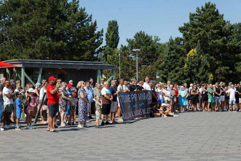Több mint kétszáz ember gyűlt össze a párkányi termálfürdő közelében, hogy kifejezze véleményét egy fontos ügy mellett. A demonstráció célja, hogy felhívja a figyelmet a fürdő fejlesztésére és megőrzésére, amely nemcsak a helyiek, hanem a környékbeli láto