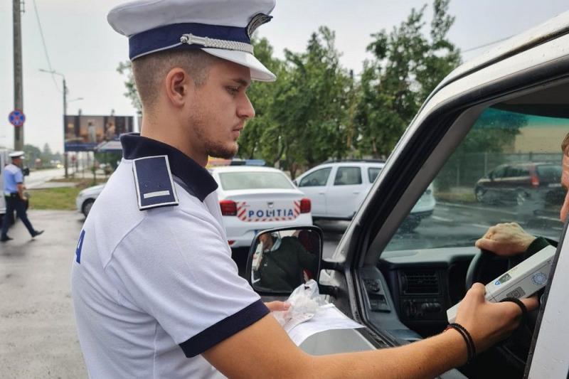 Szatmárnémetiben egy idős kerékpárost ütött el egy jármű. Az eset aggasztó figyelmeztetés a közlekedési biztonságra, különösen a város forgalmas területein. Az érintett férfi súlyos sérüléseket szenvedett, és azonnali orvosi ellátásra szorult. Az eset kör
