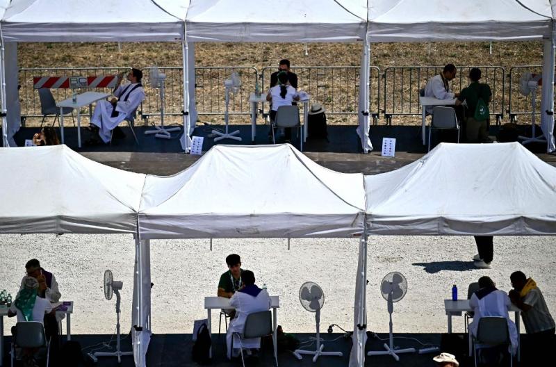 Fiatalok bűnbánati napja a Circus Maximus gyóntatófülkéiben: A változás magában a fiatalokban kezdődik - Vatican News

Egy különleges esemény zajlik a történelmi Circus Maximus területén, ahol a fiatalok bűnbánati napja került megrendezésre. Itt a gyóntat