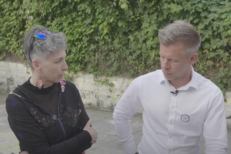 Bódis Kriszta szavai tükrözik a változás iránti félelmet, ami sokakat foglalkoztat. Az emberek gyakran nem a személyes támadásokra reagálnak, hanem arra a mélyebb aggodalomra, amit a megújulás, a fejlődés vagy az új irányok képviselete vált ki belőlük. Az