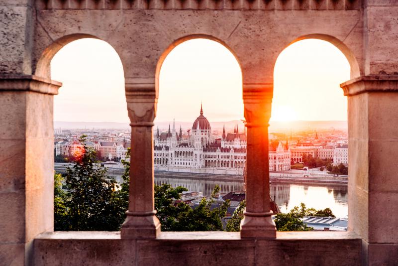 Érdekes módon, Budapest számos külföldi látogatót vonz, és ennek oka lehet meglepő. A város lenyűgöző kultúrája, gazdag történelme és gyönyörű építészete mellett sokan felfedezik a helyi gasztronómiát, a híres fürdőket és a vibráló éjszakai életet is. Az 