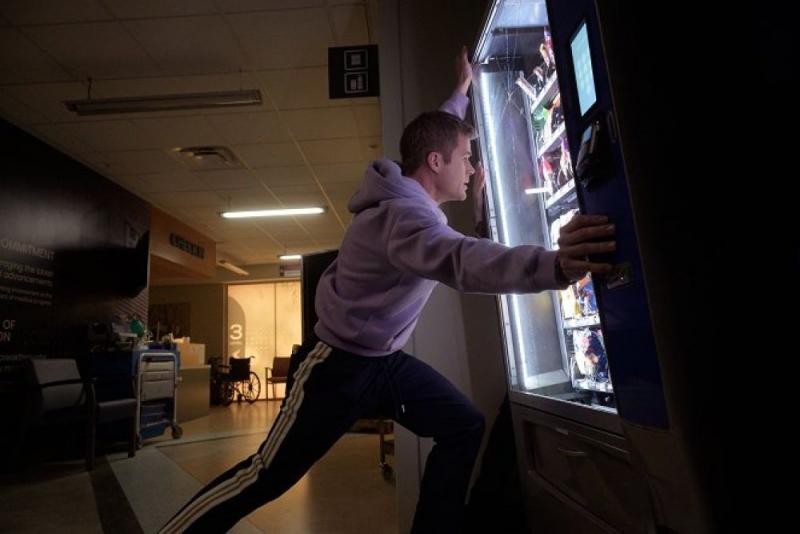 Cím: Végső állomás - Vérvonalak: A bűn édes csábítása

A történet sötét titkokkal és rejtélyekkel teli világba vezet minket, ahol a vérvonalak nem csupán családi kötelékek, hanem a bűn és a szenvedély örökös örökségei. Az események egy elhagyatott állomás