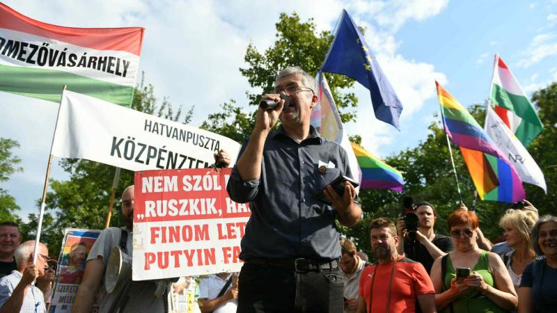 Büntetőeljárás indult annak felderítésére, hogy ki és milyen okból lépett be Hadházy Ákos autójába Hatvanpusztán.