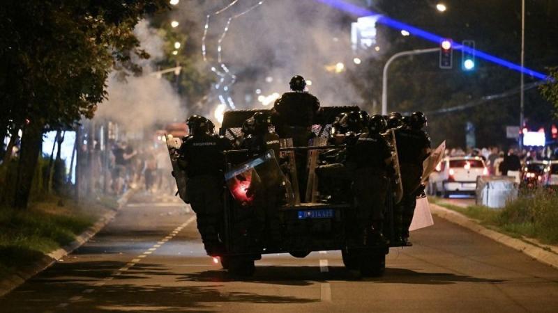 Szerbia feszültségekkel teli időszakot él meg, miközben az elnök az ország 