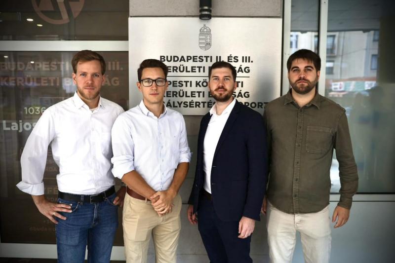 A Momentum kordonbontó képviselői rongálás vádjával kerültek bíróság elé.