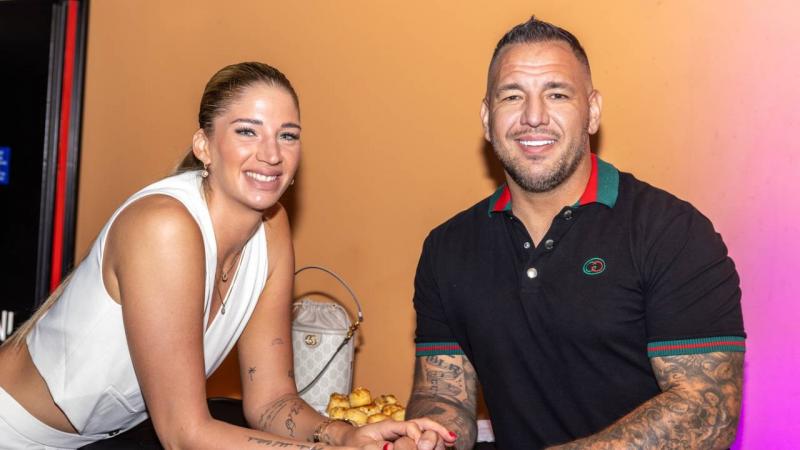Curtis felesége, Barnai Judit, a sportriporteri pályára lép, hogy saját egyedi hangját és stílusát hozza a sport világába. Judit nem csupán Curtis társa, hanem egy ambiciózus nő, aki szenvedéllyel és eltökéltséggel közelíti meg új kihívását. Az őszinte és