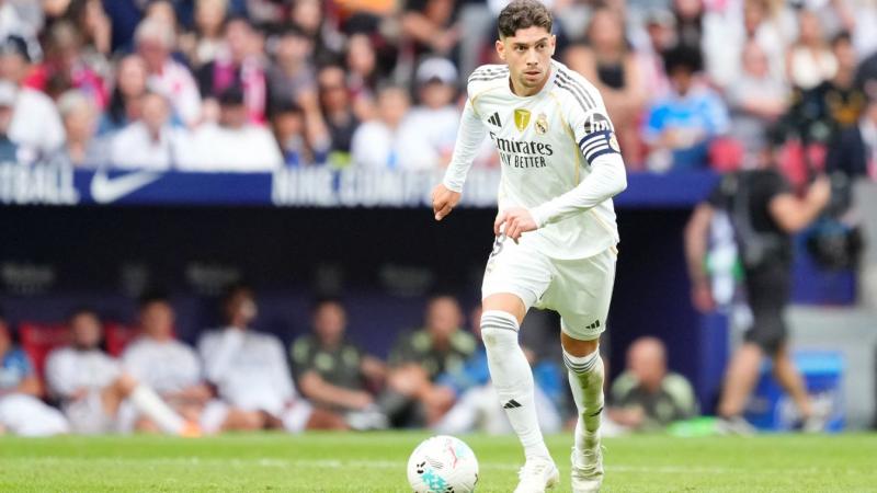Igazi pezsgés uralkodik a Real Madrid háza táján, hiszen a csapat kiemelkedő játékosa határozottan cáfolja a körülötte terjengő pletykákat. Az éjszaka fénypontja: a sztár a nyilvánosság előtt esküszik, hogy a szóbeszéd teljesen alaptalan.