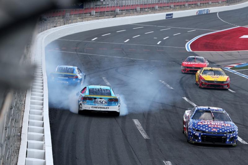 Flúgos befutó a NASCAR-ban: a versenyző kétségbeesésében hátramenetben zárta le a futamot.