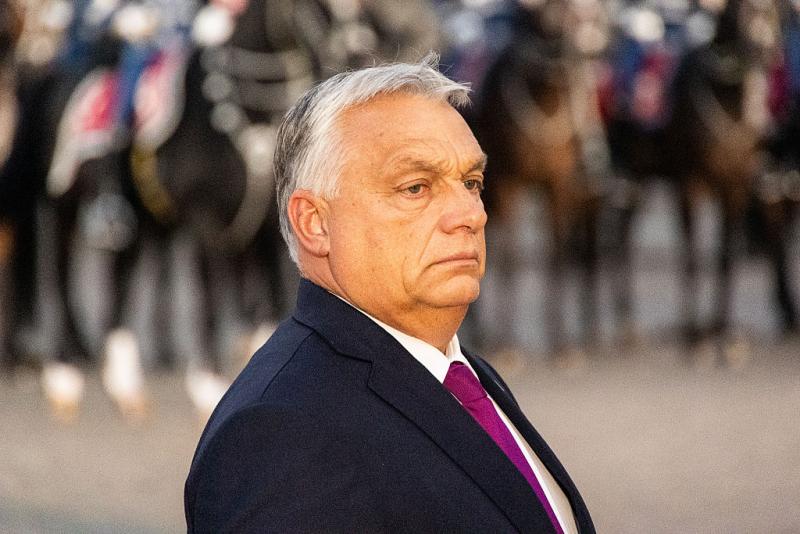 Telex: Orbán külföldi útjainak adatait öt évre titkosították | szmo.hu

Az Orbán Viktor által tett külföldi látogatások részletei öt évre titkosítva maradnak. Az intézkedés célja, hogy megakadályozza a nyilvánosság számára ezeknek az információknak a hozz