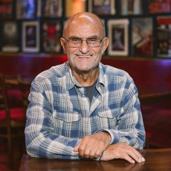 Szomorú hírt kell közölnünk: elhunyt Pallai Péter, aki a magyar irodalmi élet jelentős alakja volt. Életműve és hozzájárulása a kultúrához örökre nyomot hagyott. Emlékét mindig megőrizzük.