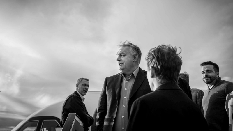 A német sajtó a Trump és Orbán közötti csúcstalálkozót követően történelmi diplomáciai győzelemről számol be. Az esemény új fejezetet nyitott a két politikai vezető kapcsolatában, és jelentős hatással lehet a jövőbeli nemzetközi együttműködésekre is. Az e