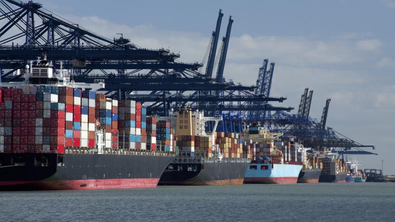 Trump egy izgalmas új projektbe kezdett, amely nagy lehetőségeket rejt magában a befektetők számára. Az előkészületek már javában folynak, és sokan izgatottan várják, hogy mi sül ki ebből az ambiciózus tervből.