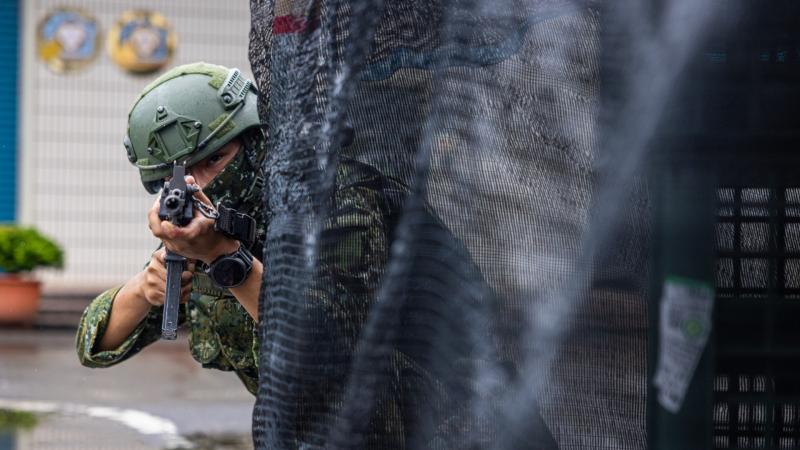 Itt a változás pillanata: a felemelkedő nagyhatalom fenyegetése érezhetővé vált, és ennek következtében egyre impozánsabb hadsereg formálódik.