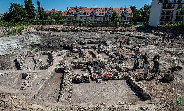 Római szarkofág és neolitikus építmény – lenyűgöző régészeti felfedezéseket tárt fel a szakértők csapata Óbudán. A kutatók izgalmas leletanyagra bukkantak, amely gazdagítja a terület történelmét és kultúráját.