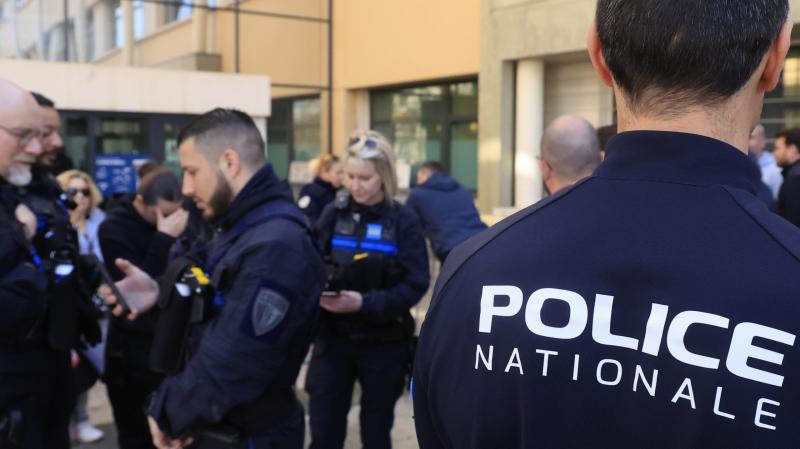 Egy párizsi pályaudvaron egy francia rendőr lépett akcióba, amikor egy férfi késsel hadonászva fenyegetőzött. A rendőr azonnal tüzet nyitott, hogy megakadályozza a potenciális veszélyt.