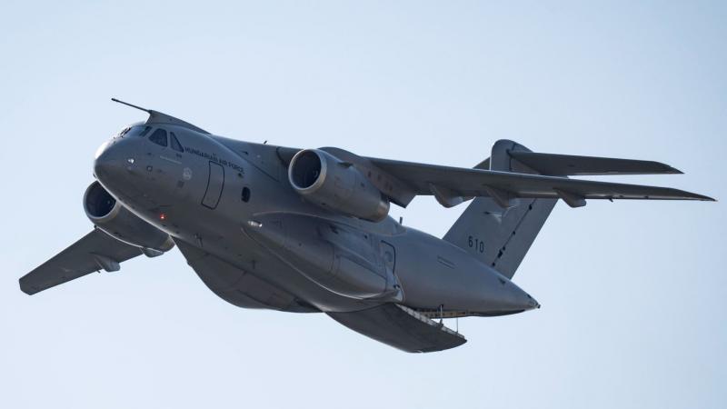 Újabb fontos mérföldkőhöz érkezett a magyar honvédség: megérkezett hazánkba a második KC-390 katonai szállító-repülőgép, amely tovább fokozza a légierő képességeit. A modern, multifunkcionális repülőgép érkezése jelentős lépés a haza védelme és a nemzetkö