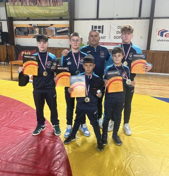 A bősi birkózók fantasztikus formát mutattak a hétvégén, hiszen négy arany- és egy ezüstérmet zsebeltek be! Igazán kiemelkedő teljesítmény volt, ami méltán dicséretet érdemel.