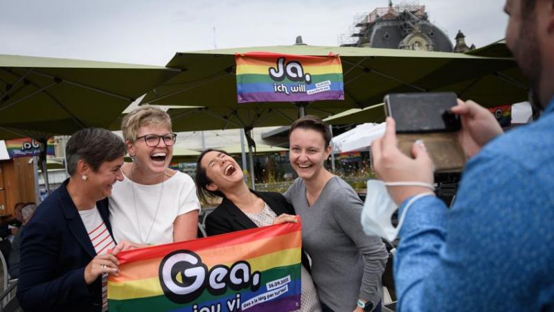 Uniós Bíróság: A tagállamoknak kötelező elismerniük az azonos neműek házasságát, ha azt egy másik uniós országban kötötték.